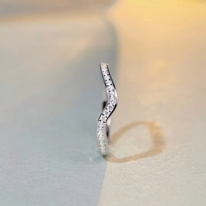 S925 sterling silver wavy geometric band ring with sparkling cubic zirconia pavé setting