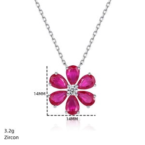 Vue détaillée du pendentif camélia avec rubis roses et zircons blancs sur chaîne argent