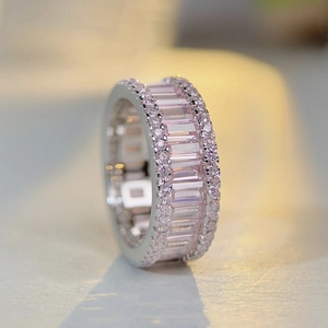 Bague luxueuse en argent S925 avec trois rangées de pierres roses étincelantes taille émeraude