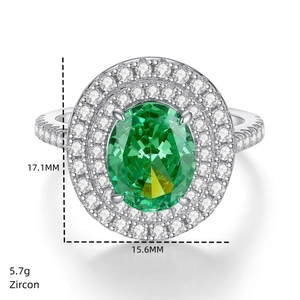 Vista macro anello in argento S925 da 5,7g con zircone verde 17,1mm e pavé di diamanti
