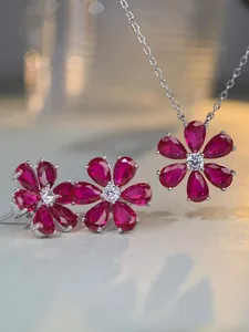 Détails du coffret bijoux camélia en argent avec pierres rouges rubis et oxydes de zirconium