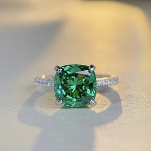 Bague en argent S925 avec pierre précieuse vert émeraude taille coussin et pavé de diamants