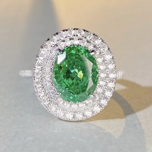Lussuoso anello in argento S925 con gemma verde ovale e doppio alone di zirconi bianchi