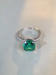 Vue macro de la bague émeraude carrée avec accents de diamants en argent sterling S925
