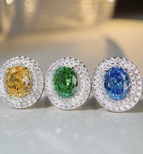 Dettaglio macro di anelli in argento s925 con pietre colorate e halo di diamanti