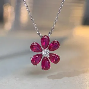 Collier camélia raffiné en argent S925 avec pétales de rubis rouges et diamants