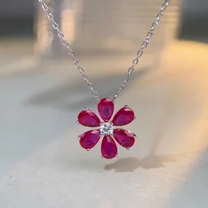 Exquis collier camélia en argent S925 avec pierres rouges et oxyde de zirconium