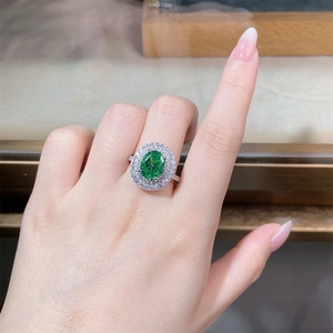 Dettaglio dell'anello in argento s925 con gemma verde ovale e alone di diamanti