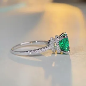 Bague élégante en argent S925 avec gemme verte taille émeraude et pavé de diamants blancs