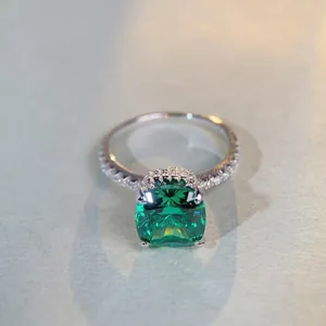 Bague luxueuse en argent S925 avec pierre verte taille émeraude et zircons scintillants