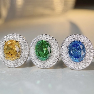 Anello in argento S925 con smeraldo ovale e zaffiro giallo circondato da pietre pavé