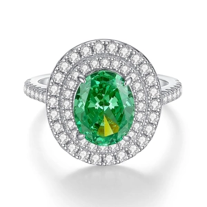 Lussuoso anello in argento S925 con grande gemma verde ovale e contorno di diamanti lucenti