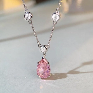 Elegante Halskette aus S925 Sterlingsilber mit rosa Tropfen-Edelstein auf Steinuntergrund