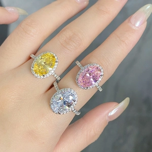 Vue rapprochée de trois pierres ovales en jaune, rose et clair serties en halo