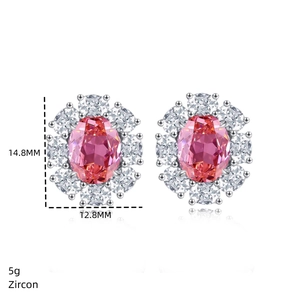 Vue détaillée des boucles d'oreilles fleur en zircon rose de 14,8 mm et 12,8 mm