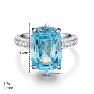 Detailansicht eines 14,4x10mm blauen Zirkonrings mit S925 Silber-Pavé-Verzierung