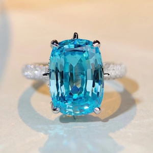 Klassischer S925 Silberring mit großem rechteckigem Aquamarin und Pavé-Diamantbesatz