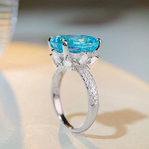 S925 Sterling Silber Ring mit 10 Karat Aquamarin im Kissenschliff und Pavé-Diamanten