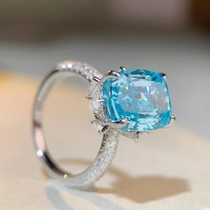 Aquamarin Ring im Radiantschliff mit Mikro-Pavé-Diamanten auf Silberband