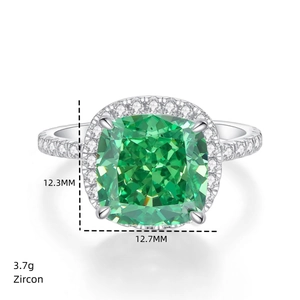 Détails et dimensions de la bague en argent avec zircon vert carré et serti halo