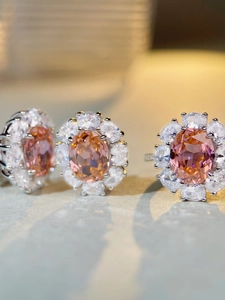 Vue macro de trois bagues en argent S925 avec saphirs roses et halos floraux