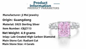 Détail de la bague en argent S925 avec un diamant rose 4ct de taille radiant en carbone