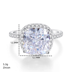 Vue macro d'une bague en argent avec zircon taille coussin 12,3mm et poids de 5,3g