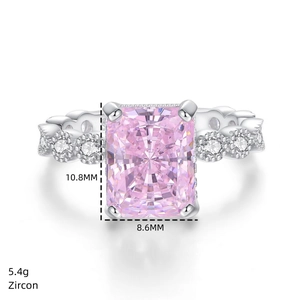 Détail macro de la bague en argent S925 avec zircon rose de 10,8 mm taille radiant
