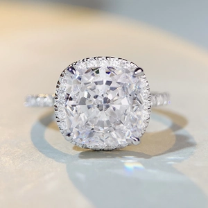 Bague en argent sterling S925 avec taille radiant scintillante et monture halo