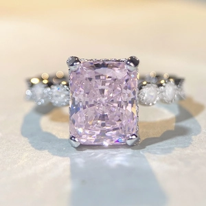 Bague en argent S925 avec pierre rose taille radiant et pierres latérales en pavé