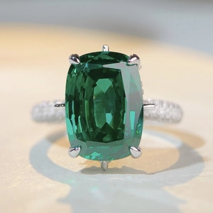 Luxuriöser S925 Silberring mit großem smaragdgrünem Zirkonia und Pavé-Diamanten besetzt