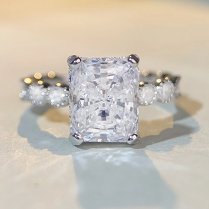Bague élégante en argent sterling S925 avec pierre taille radiant et pavé de diamants