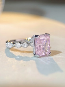 Détail d'une bague en argent S925 ornée d'un grand zircon rose à la taille émeraude éclatante