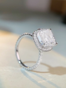 Détail macro d'une bague en argent S925 avec diamant taille Radiant et halo