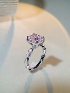 Vue latérale d'une bague avec gemme rose rectangulaire et accents de taille marquise