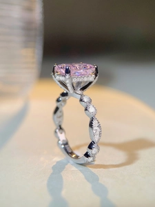 Vue latérale macro d'une bague en argent S925 avec diamant rose taille coussin et cristaux