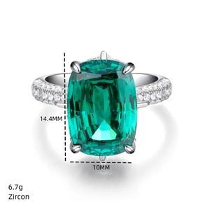 Dettaglio anello zircone smeraldo rettangolare con dimensioni e peso di 6,7g indicato