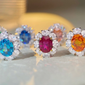 Boucles d'oreilles en argent S925 avec rubis ovale et halo de zircons étincelants