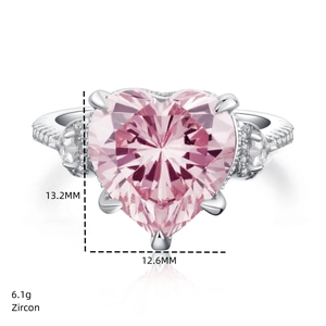 Détail macro d'une bague en argent S925 avec un zircon rose en forme de cœur de 13,2mm