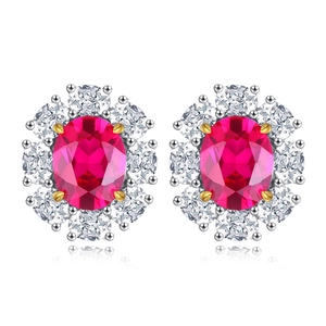 Boucles d'oreilles fleur avec rubis ovale et entourage en zircone argentée