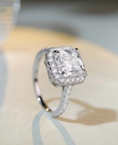Vue macro d'une bague avec diamant taille émeraude et halo de pierres en micro-pavé