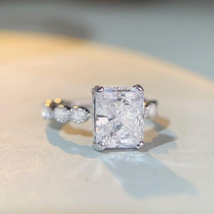 Bague en argent sterling S925 avec grand diamant rectangulaire taille radiant