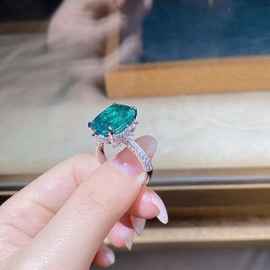 Dettaglio anello in argento S925 con pietra taglio smeraldo e cornice di diamanti