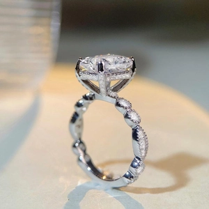 Bague luxueuse en argent 925 avec diamant taille radiant et anneau ondulé pavé