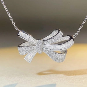 Collana a fiocco in argento sterling S925 con cristalli pavé e raffinata catena a croce