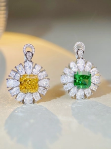 Nahaufnahme von S925 Silber Blumenanhängern mit smaragdgrünen und gelben Kristallsteinen