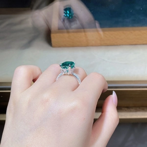 Dettaglio anello in argento S925 con gemma verde taglio smeraldo e pavé di zirconi