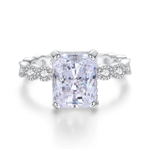 Bague en argent S925 avec pierre taille radiant et pavage latéral sur fond blanc