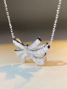 Macro di ciondolo a fiocco in argento con pavé di diamanti e ombra creativa a quadrifoglio