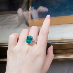 Dettaglio di un anello in argento con un grande smeraldo verde e pavé di diamanti brillanti